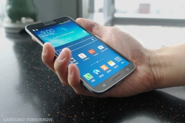 Samsung esitteli kaarevan puhelimensa: Galaxy Round